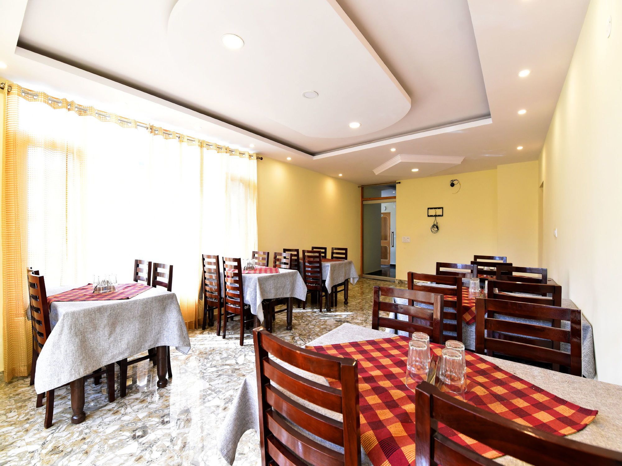 Oyo 13356 Himachal Heights 2*