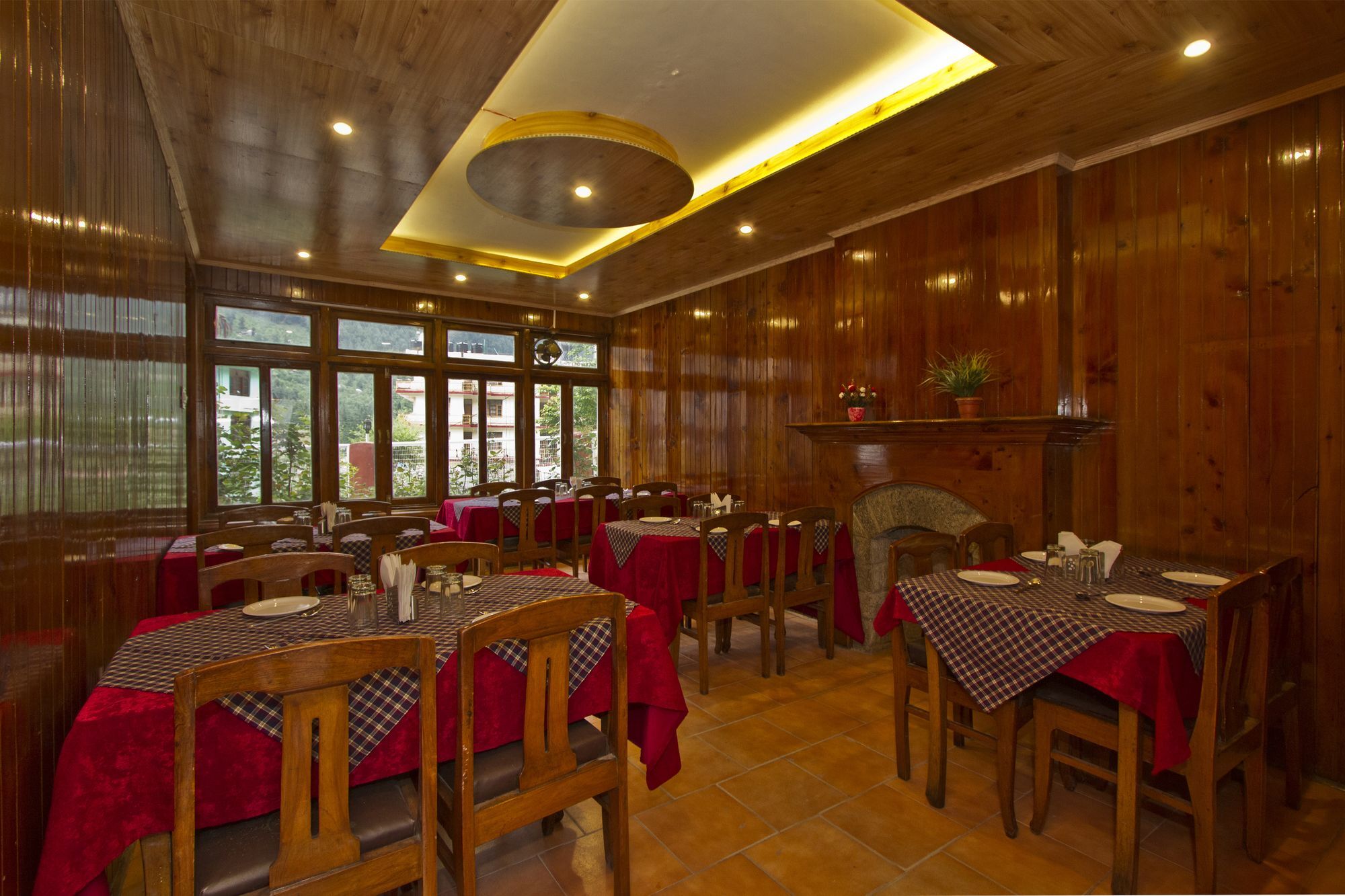 Oyo 8895 Pine Grove Hotel 3*