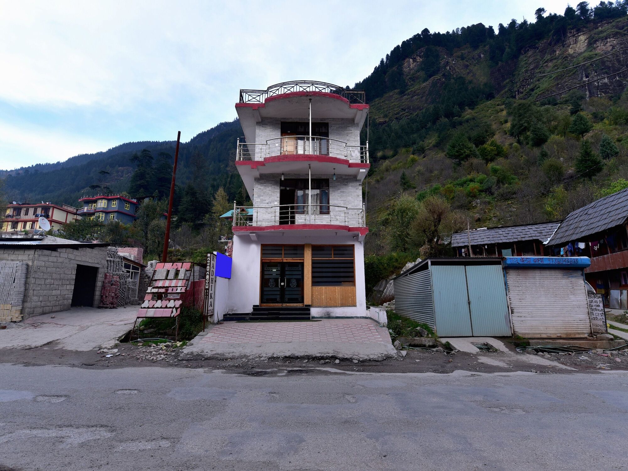 Hotel Oyo 23130 Radhika Manali (Himachal Pradesh)